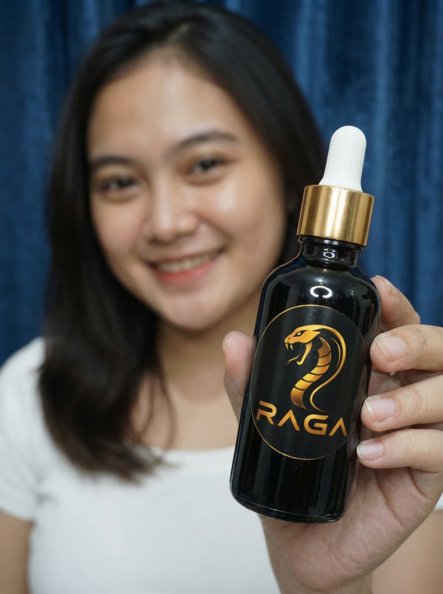 Model memegang botol minyak pati herbal RAGA